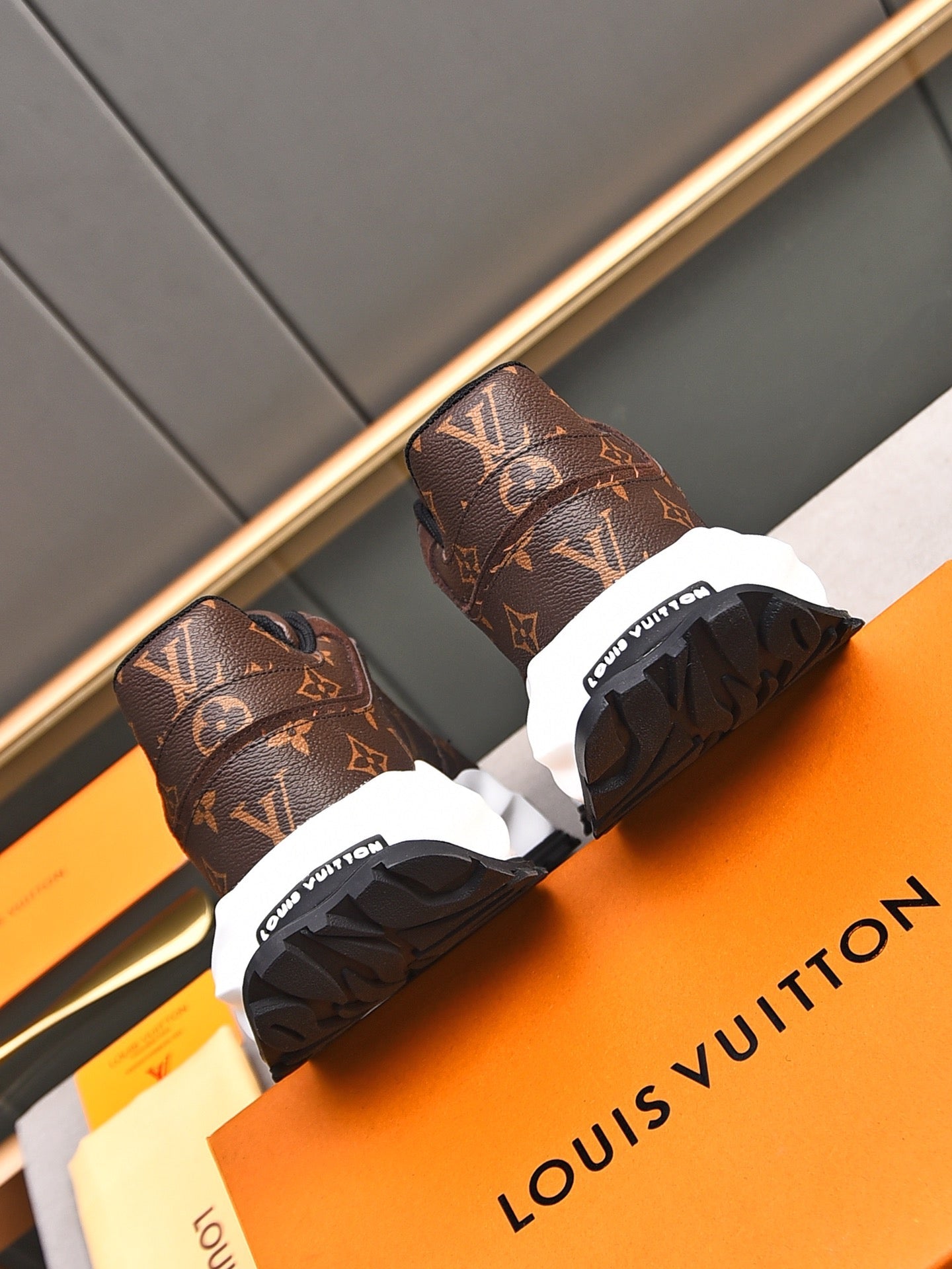New Luxury V-pattern Sole Sneakers 0424081504