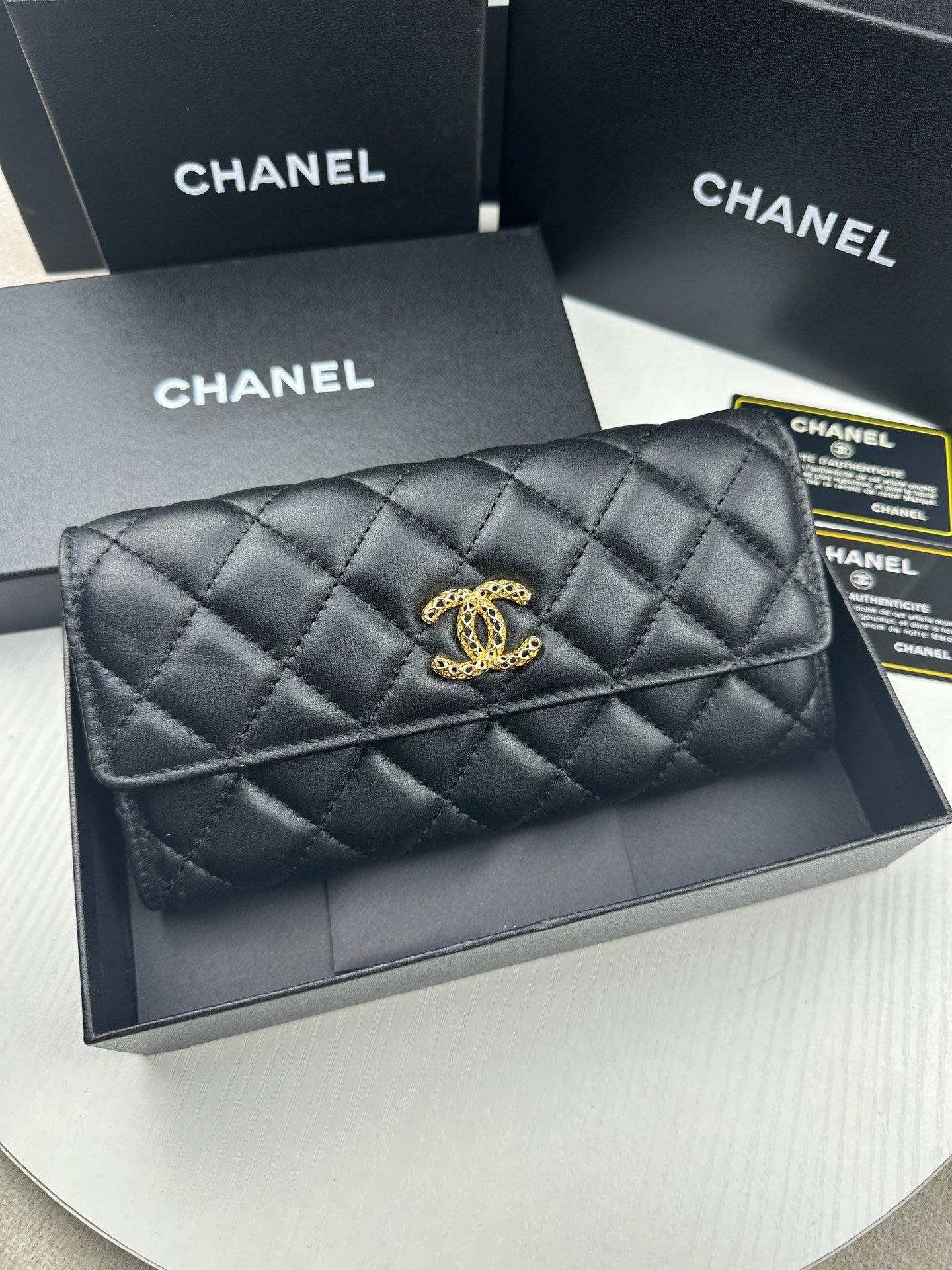 CHA A Timeless Classic Wallet For Women 0425050703