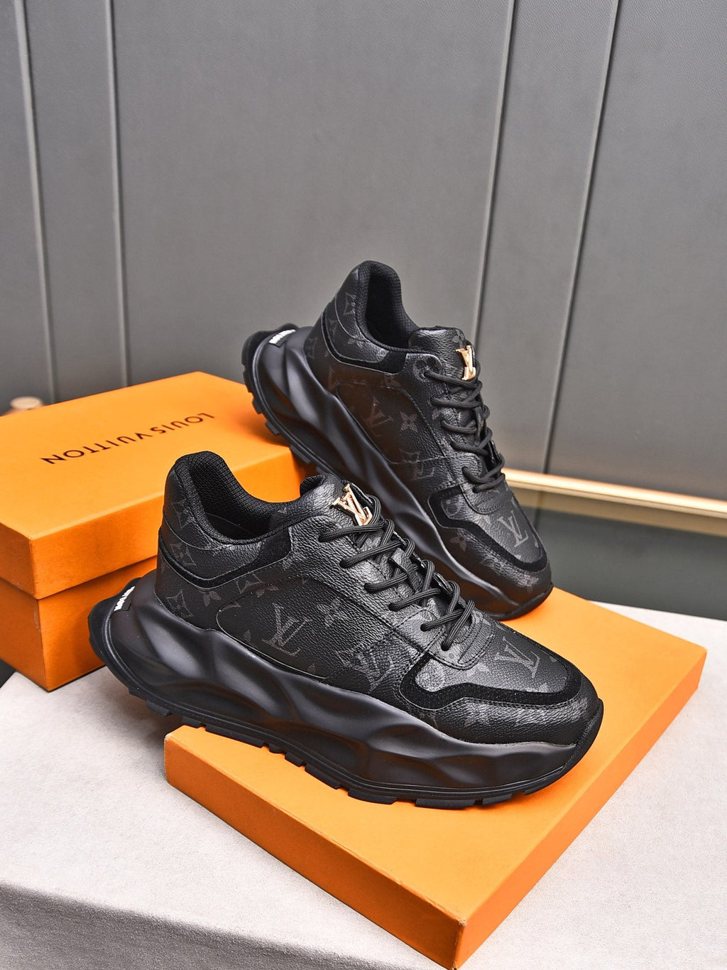 New Luxury V-pattern Sole Sneakers 0424081504