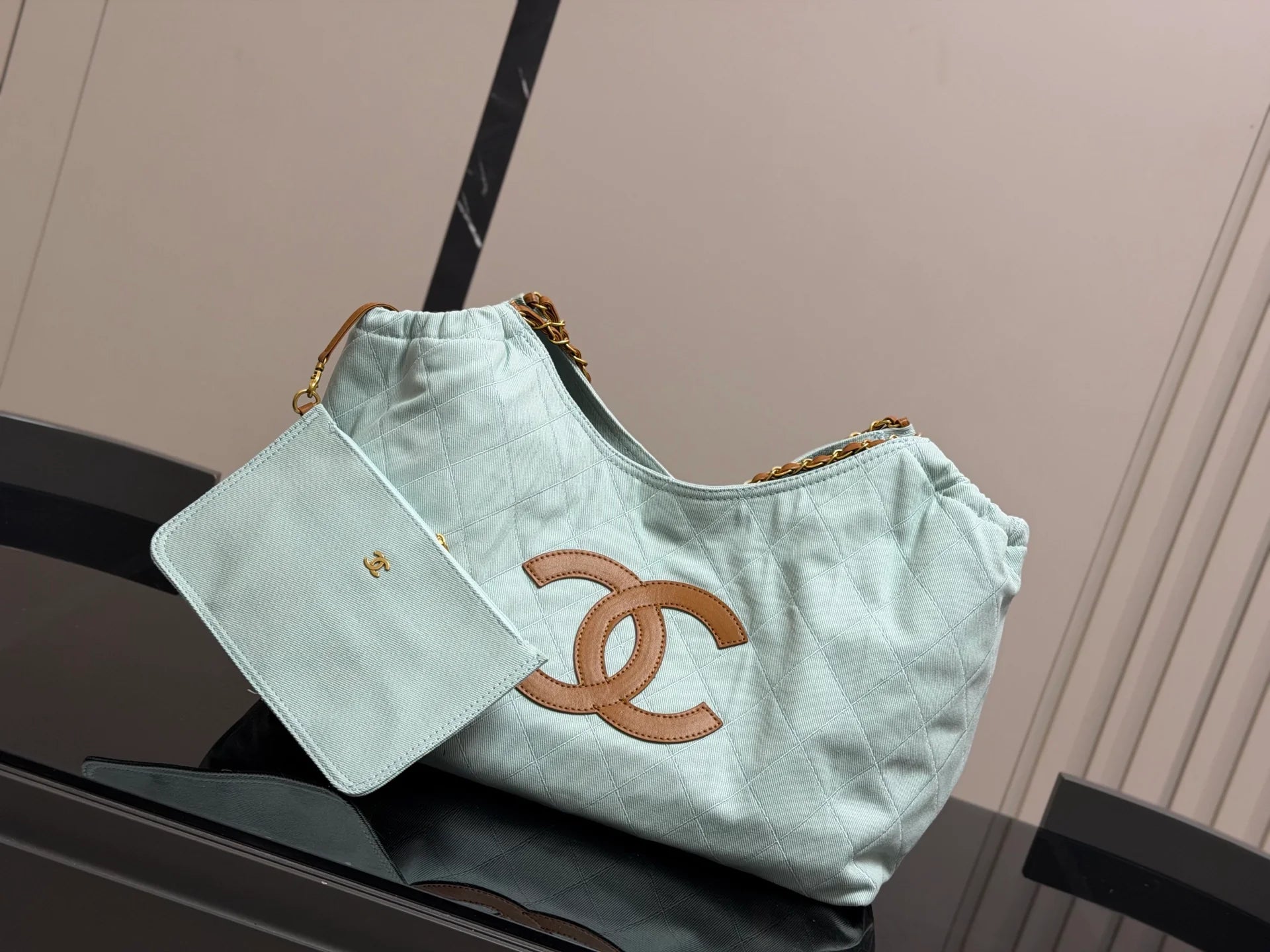 Stylish and Versatile Tote Bag 1026052938