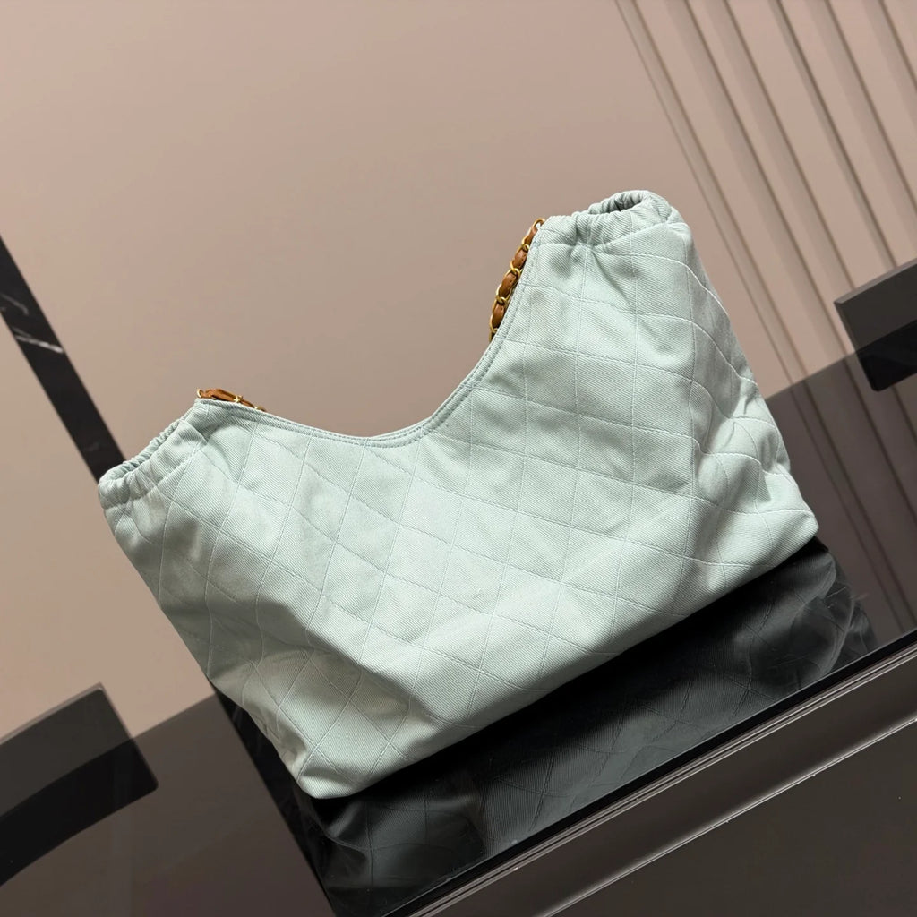 Stylish and Versatile Tote Bag 1026052938