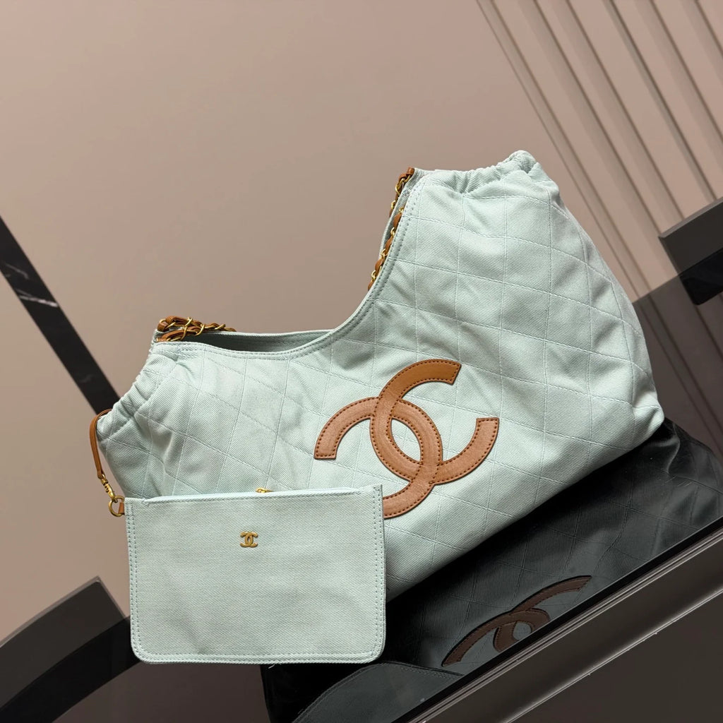 Stylish and Versatile Tote Bag 1026052938